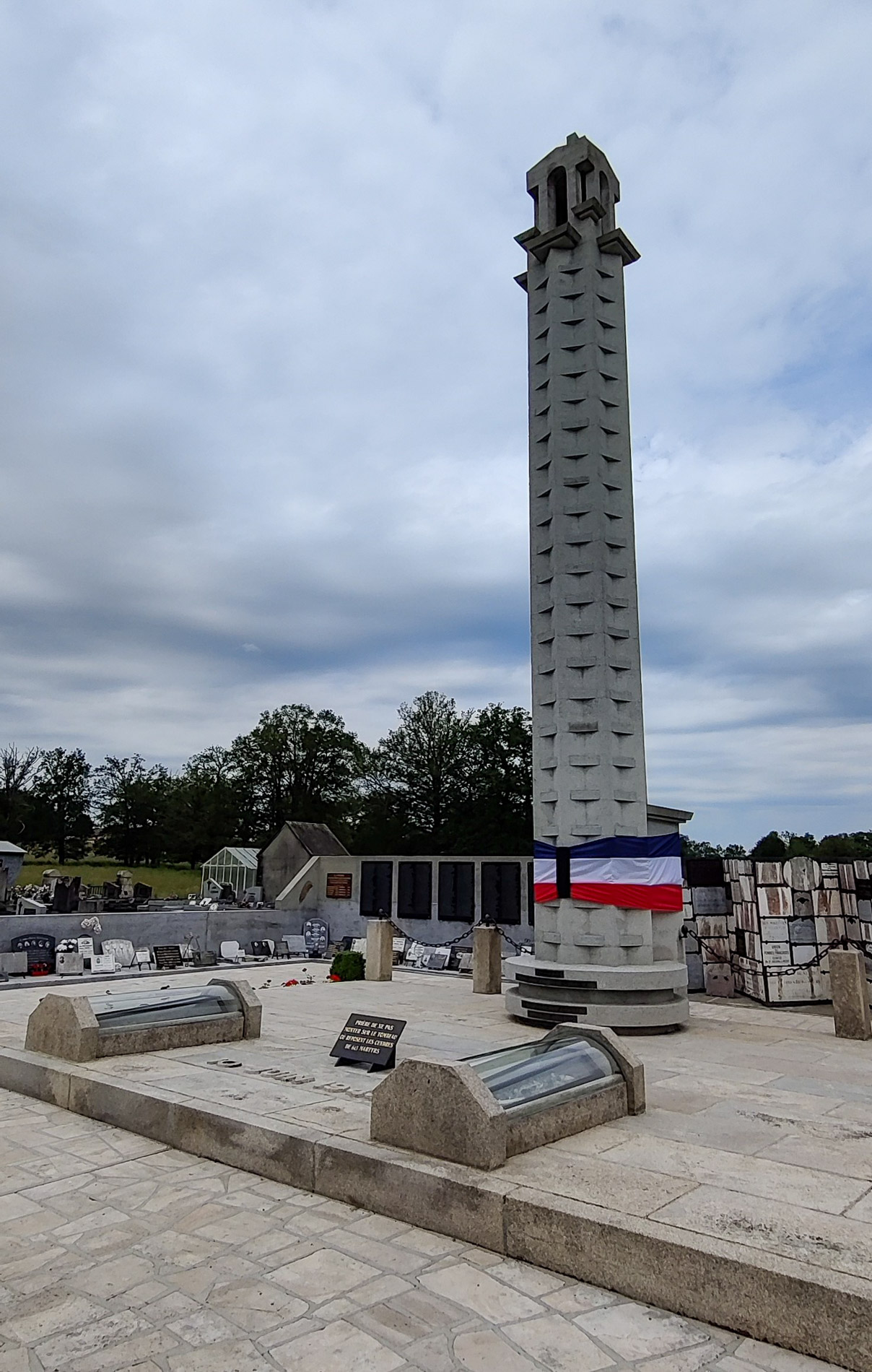 La colonne de l’ossuaire, dans le cimetière, où reposent les restes des 643 victimes